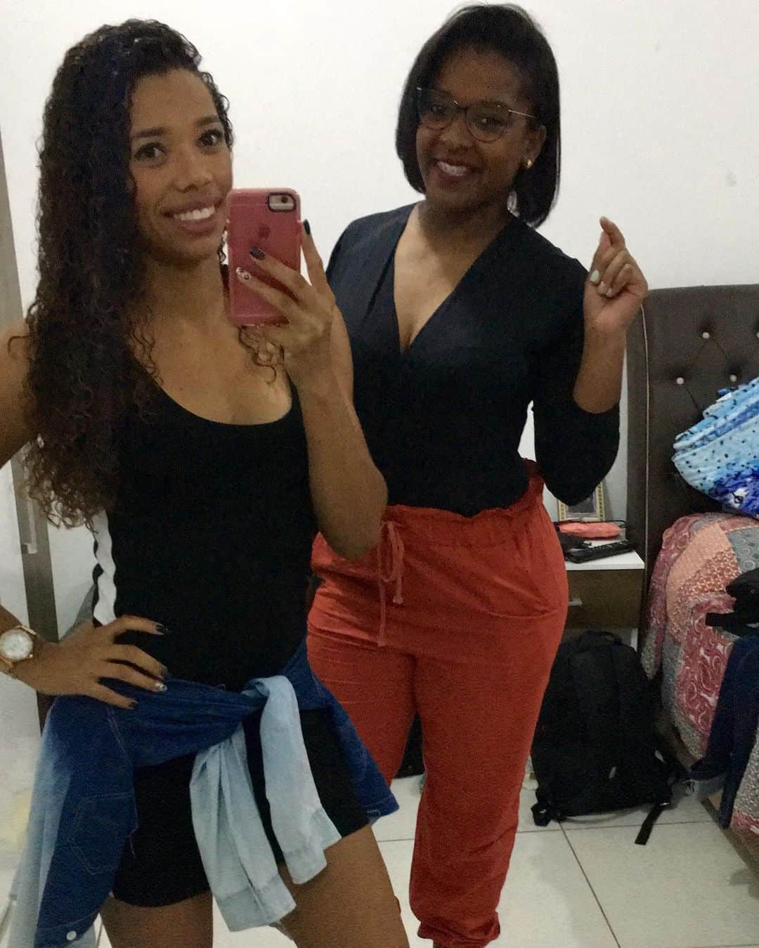 Andressa FIDELISのインスタグラム：「•AMIGA?! Acho que não... é simplesmente a Minha IRMÃ de outra mãe 🤗  Obrigada minha MELHOR Por sempre está comigo nos melhores e piores momentos de minha vida !  SIMPLESMENTE  TE AMO 💕 @biazze_ . . . #minhamelhor #fechamento #eu&ela #amizadeverdadeira #parasempre #muitoamor 👯‍♀️」