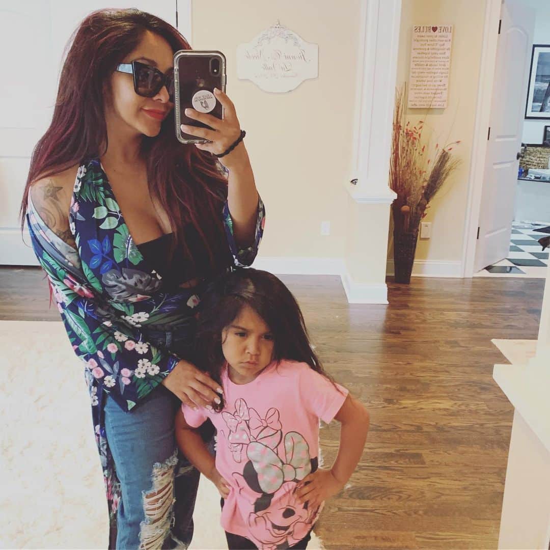 ニコール・ ポリッツィのインスタグラム：「Sassy mawmas 👧🏽👩🏽 @sissygiovanna」