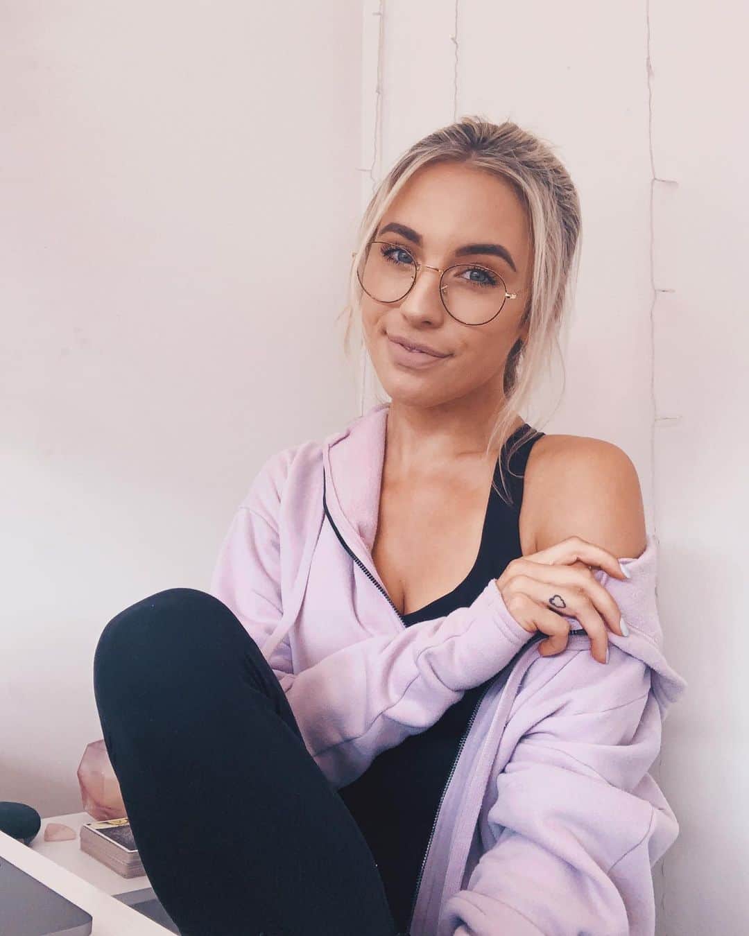 Kalyn Nicholsonのインスタグラム：「happy Monday ☕️ hoping your cup is over flowing with not only coffee but also contentment despite whatever you’ve got on the go this week.  Enjoy these last few days of July, before you know it we’ll be back-to-GYSTing, then baking pumpkin pies and picking out Halloween costumes — I’d be lying if I said I wasn’t highly anticipating it 🖤」
