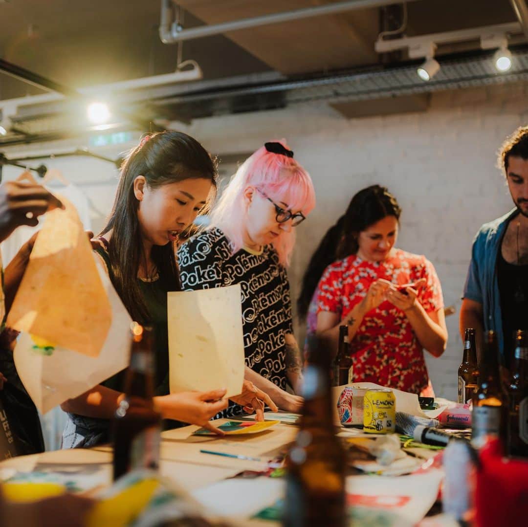 UNIQLO UKさんのインスタグラム写真 - (UNIQLO UKInstagram)「Last Saturday we celebrated the launch of our Ukiyo-e collection with an afternoon of Sake tasting and printing workshops inspired by traditional Japanese woodblock designs at our flagship 311 Oxford Street store! #Uniqlo #LifeWear #UniqloLifeWear」7月30日 0時38分 - uniqlo_uk