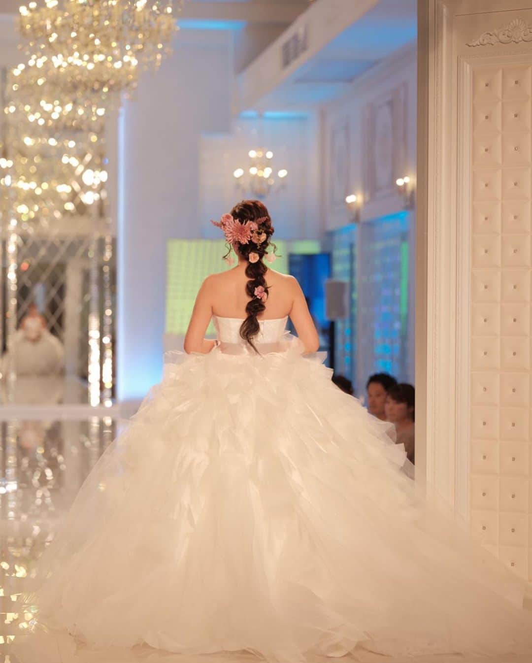 崎山一葉さんのインスタグラム写真 - (崎山一葉Instagram)「white...💓 #dress #bridal #wedding #千代田ブライダルハウス」7月30日 0時50分 - kazuha_sakiyama