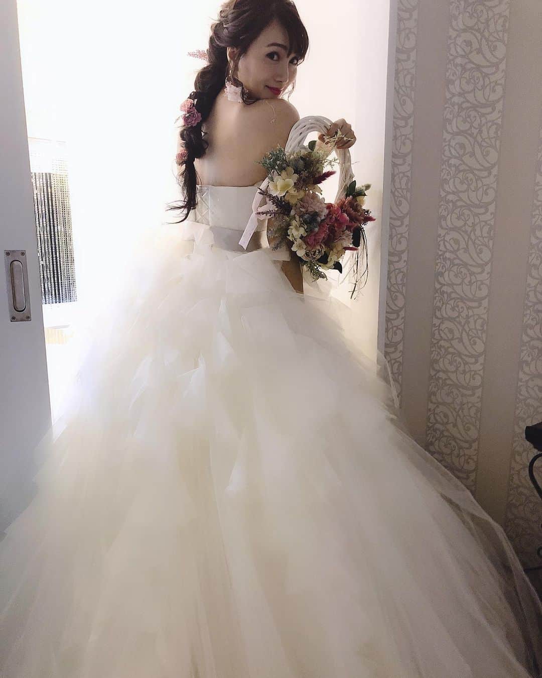 崎山一葉さんのインスタグラム写真 - (崎山一葉Instagram)「white...💓 #dress #bridal #wedding #千代田ブライダルハウス」7月30日 0時50分 - kazuha_sakiyama