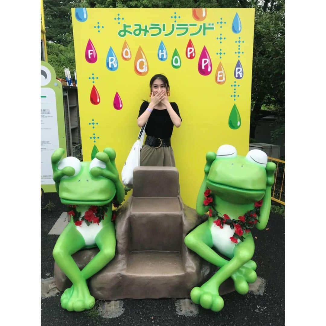 二木蒼生さんのインスタグラム写真 - (二木蒼生Instagram)「#二木蒼生 * 結構な雨が降る中🤣お友達と行ってきたよみうりランド🐶🎡 けど、そのおかげで空いてた！ 雨だけどすっごく楽しめました👍🏻✨ * 夏限定でびしょ濡れになるバンデットとスプラッシュU.F.O.は、カッパを着てたので最強でした💪🏻 それ以外の乗り物も雨粒によってスプラッシュ仕様の乗り物みたいになってました🤣 #バンデット を怖がってたお友達も無事克服できたみたいで良かった🎢✨ * 雨の中で食べるアイスもおいしかった😋🍦 * #よみうりランド #グッジョバ #雨ニモマケズ #1日1アイス #0818 は #プールWAI で #ライブ」7月30日 0時44分 - aomushi_kune2