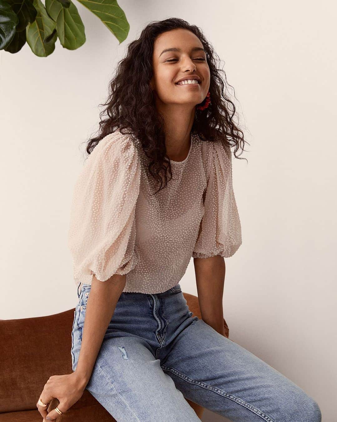 のインスタグラム：「Pale jeans, a romantic top and discreet accessories — our favourite look just arrived! #HM  Blouse: 0783843002 Jeans: 0572998001 7-pack rings: 0810892001 Earrings: 0803171001」