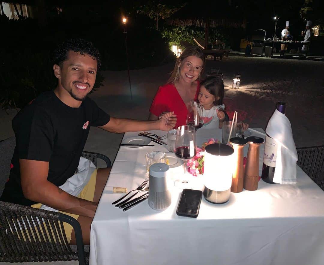 マルコス・アオアス・コレアのインスタグラム：「E hoje é o dia da minha parceira de vida, minha esposa, mamãe dos meus filhos. É ela quem me da a base, que me incentiva e quem me conforta. Dizem que ao lado de todo grande homem, existe uma grande mulher, então se tenho você ao meu lado, posso me considerar tal... Obrigado amor, por ser quem é, por me fazer feliz e por ser a mãe mais maravilhosa do mundo... Espero que tenha aproveitado esse seu dia! Te amo com todas minhas forças e sou grato a Deus por ter te colocado ao meu lado @carolcabrino ❤️🎉🎁 #HappyBirthday」