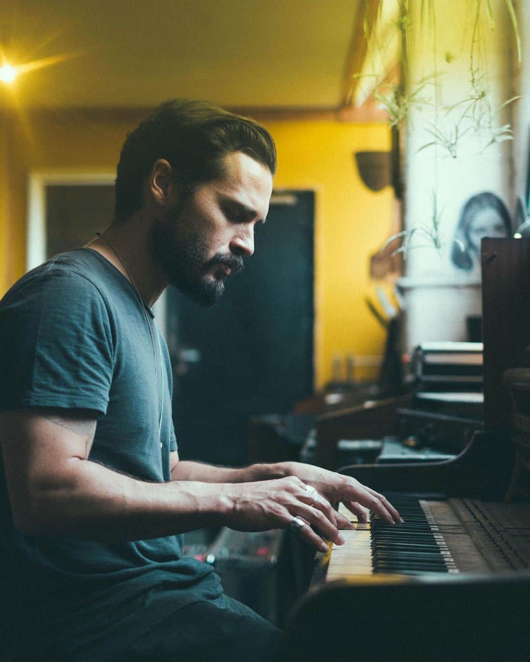のインスタグラム：「Big news about my upcoming record coming soon! In the meantime, those of you who have joined the Mongrel’s Membership are granted exclusive access to behind the scenes pictures from the studio, all shot by the my multi-talented friend @taylorvancleavephotography. Become a member via the link in my bio for full access to the gallery and more!」