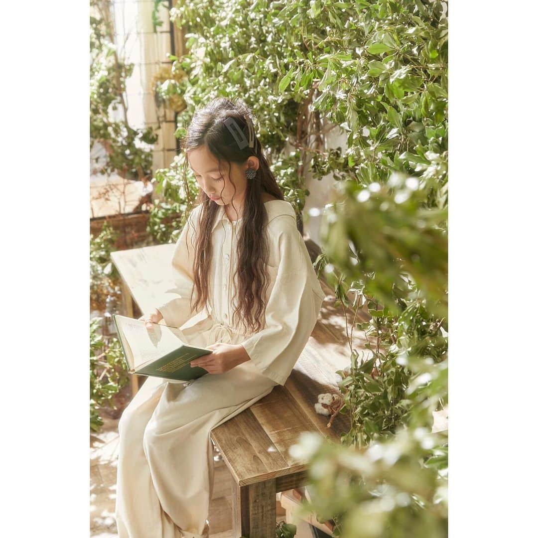 上妻美咲のインスタグラム：「#misaki 大人へと… #成長 .  #美咲 #11歳 #モデル #キッズモデル #子供 #女の子 #熊本 #夢は女優 #ロイヤルスタジオ #ロイヤルスタジオアール #二分の一成人式 #撮影 .  #kids #kidsmodel #beauty #cute #model #like4like #kumamoto #girl #fashion #coordinate #dress #cool #royalstudio #royalstudior」