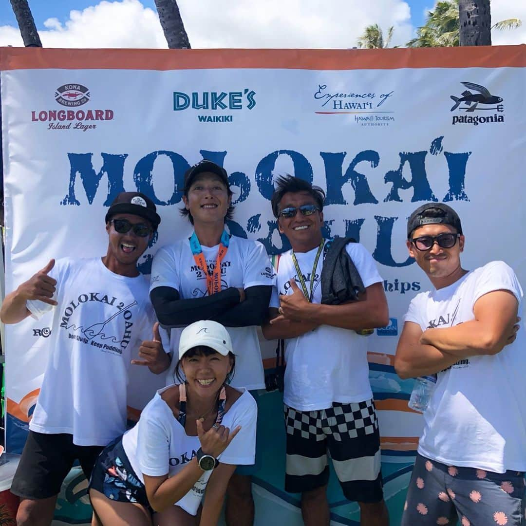 田中律子さんのインスタグラム写真 - (田中律子Instagram)「molokai2oahu🌴🏄‍♀️🤩 レース前の海は選手1人1人につくサポート船で埋め尽くされます⚓️ 緊張と興奮の時間😭  @japansupyogaassociation の安全管理規定を作ってくれて、一緒に指導者養成講座をやっているパートナーの松山は、この世界選手権で、男子総合5位、アンリミテッド クラス別優勝🏆 日本で応援してくれたみんなーありがとう📣  #molokai2oahu  #ついに優勝🏆  #世界一過酷な海峡横断レース  #hawaii  #sup  #beachlife  #感動をありかとう」7月30日 6時15分 - ri2kotanaka