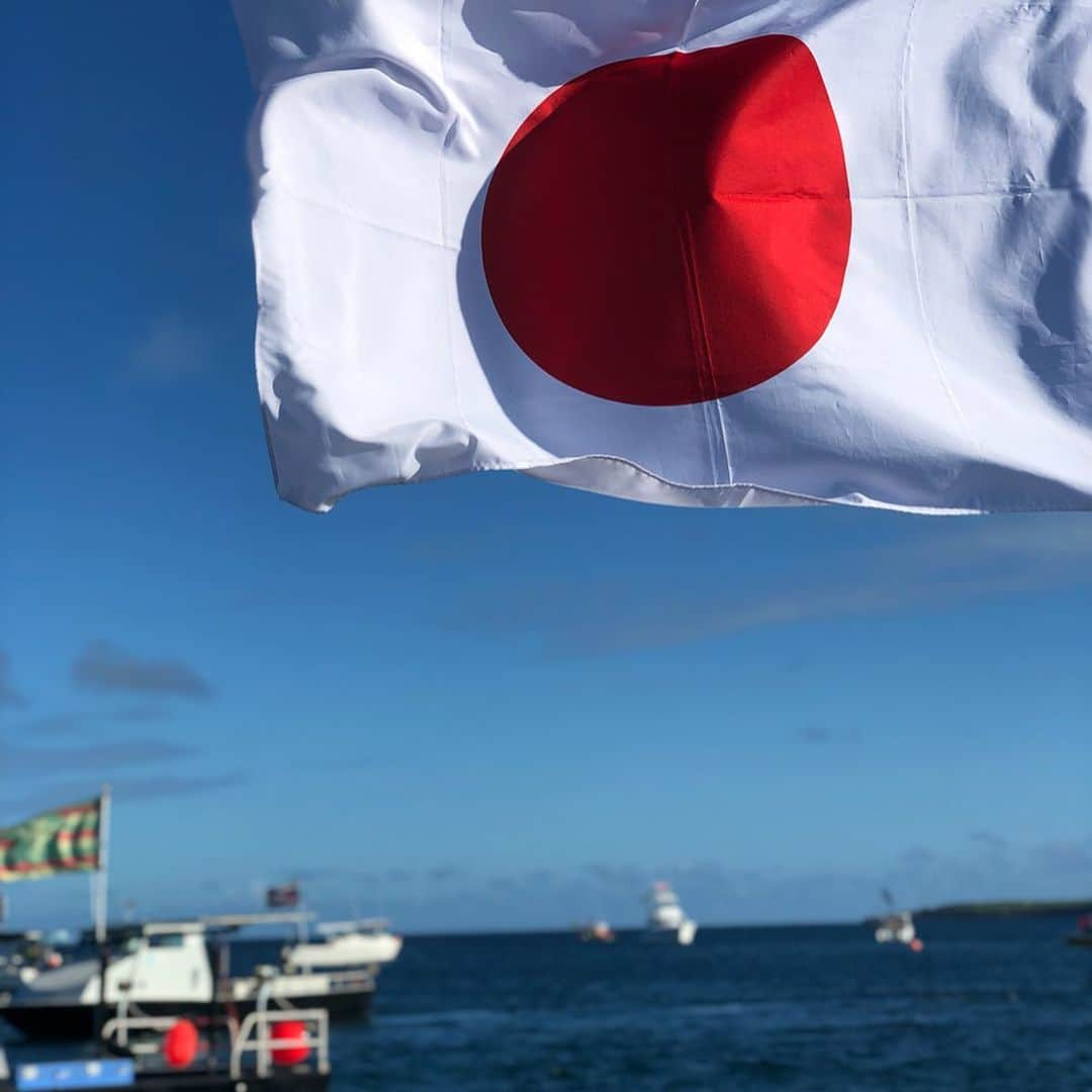 田中律子さんのインスタグラム写真 - (田中律子Instagram)「molokai2oahu🌴🏄‍♀️🤩 レース前の海は選手1人1人につくサポート船で埋め尽くされます⚓️ 緊張と興奮の時間😭  @japansupyogaassociation の安全管理規定を作ってくれて、一緒に指導者養成講座をやっているパートナーの松山は、この世界選手権で、男子総合5位、アンリミテッド クラス別優勝🏆 日本で応援してくれたみんなーありがとう📣  #molokai2oahu  #ついに優勝🏆  #世界一過酷な海峡横断レース  #hawaii  #sup  #beachlife  #感動をありかとう」7月30日 6時15分 - ri2kotanaka