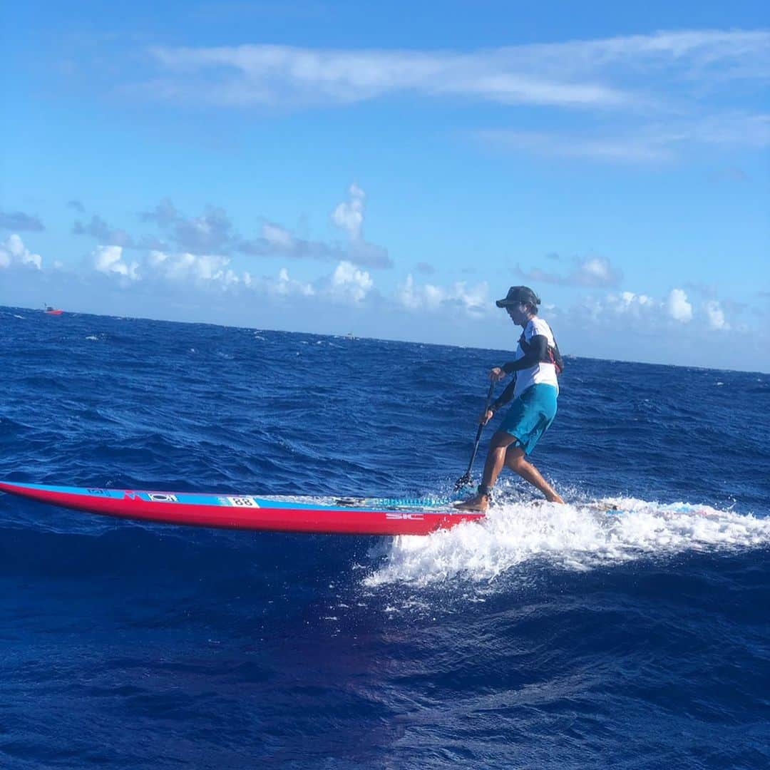 田中律子さんのインスタグラム写真 - (田中律子Instagram)「molokai2oahu🌴🏄‍♀️🤩 レース前の海は選手1人1人につくサポート船で埋め尽くされます⚓️ 緊張と興奮の時間😭  @japansupyogaassociation の安全管理規定を作ってくれて、一緒に指導者養成講座をやっているパートナーの松山は、この世界選手権で、男子総合5位、アンリミテッド クラス別優勝🏆 日本で応援してくれたみんなーありがとう📣  #molokai2oahu  #ついに優勝🏆  #世界一過酷な海峡横断レース  #hawaii  #sup  #beachlife  #感動をありかとう」7月30日 6時15分 - ri2kotanaka