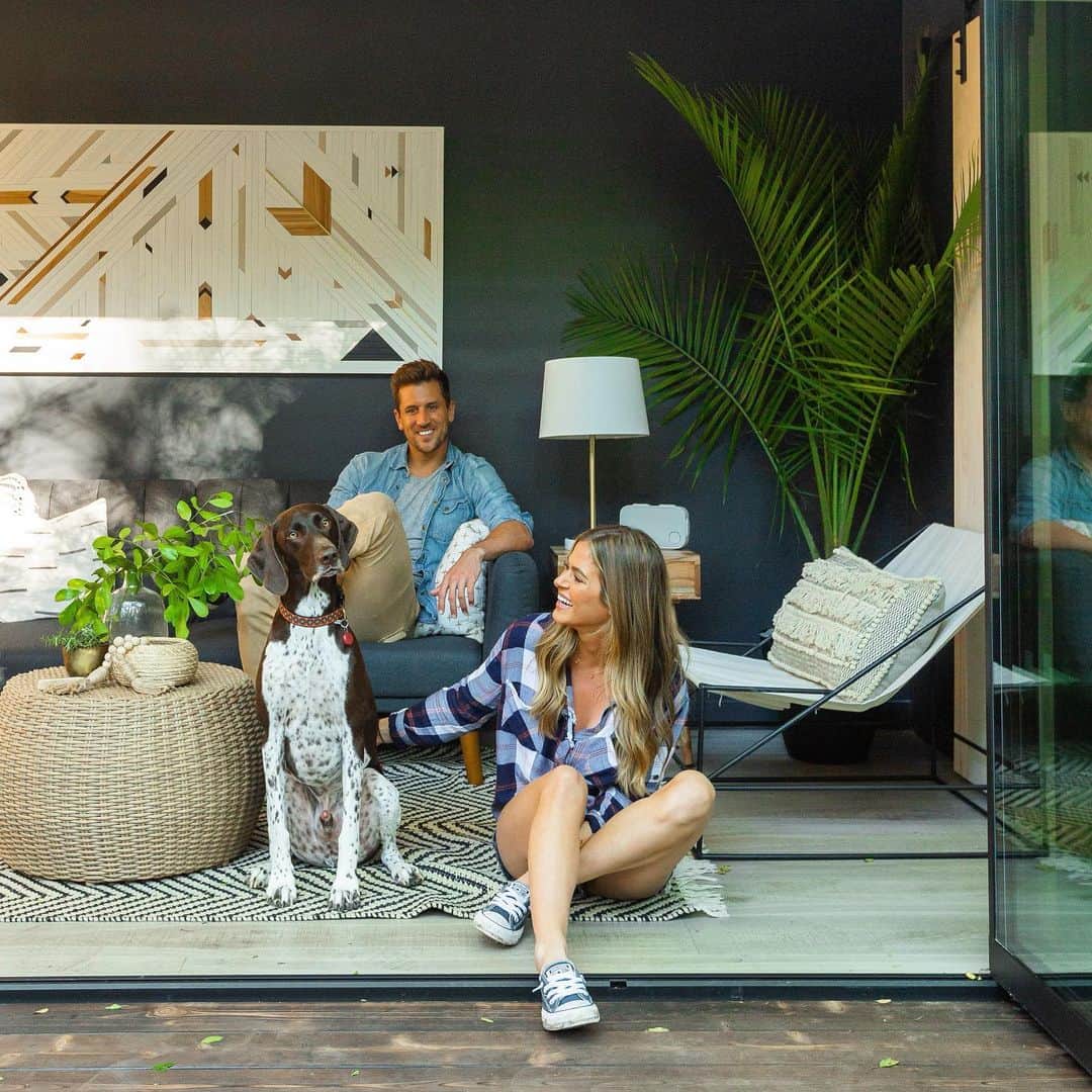 ジョジョ・フレッチャーのインスタグラム：「My little family in our labor of love. ♥️ See this stunning @airbnb transformation and others we have been working on every Tuesday at 10pm on CNBC! #CashPad #airbnbpartner 👫🐶」