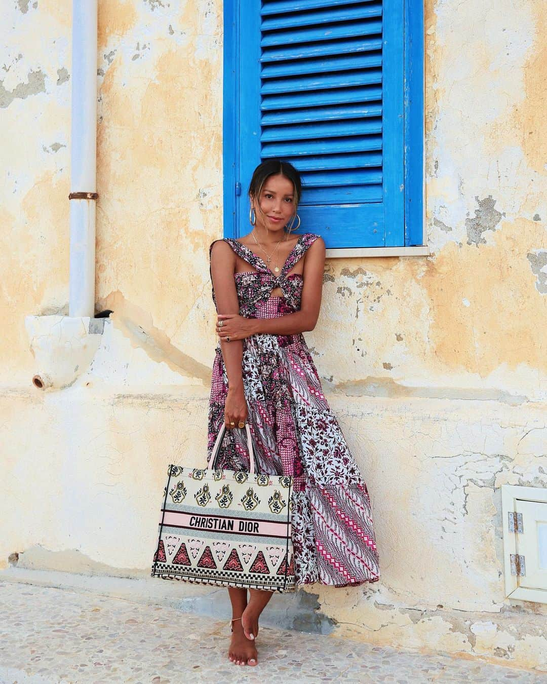 ジュリー・サリニャーナさんのインスタグラム写真 - (ジュリー・サリニャーナInstagram)「Barefoot and happy. 💕 • @dior Bag x @ullajohnson dress #sicily」7月30日 6時18分 - sincerelyjules