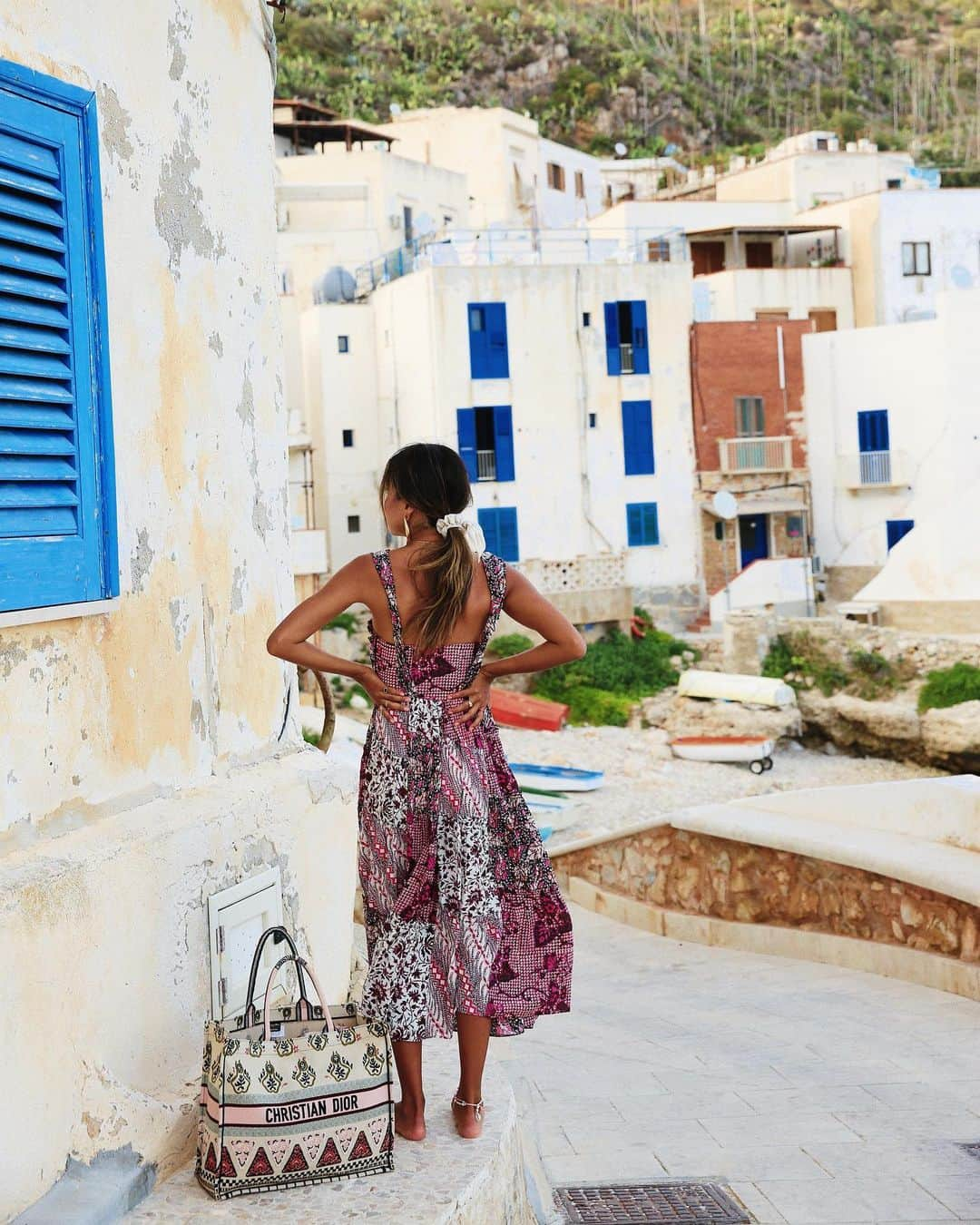 ジュリー・サリニャーナさんのインスタグラム写真 - (ジュリー・サリニャーナInstagram)「Barefoot and happy. 💕 • @dior Bag x @ullajohnson dress #sicily」7月30日 6時18分 - sincerelyjules