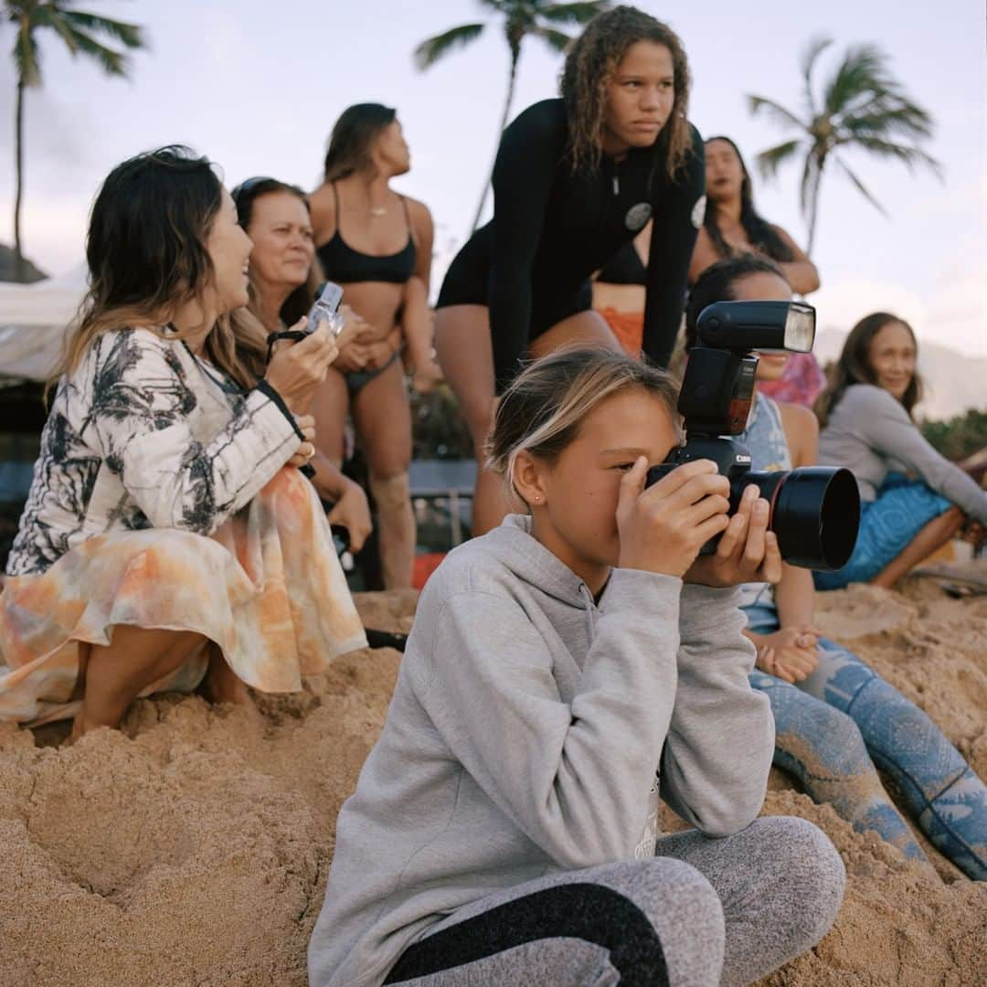 Vogueさんのインスタグラム写真 - (VogueInstagram)「At Makaha Beach, riding longboards has always been central to Hawaiian culture. “There was a time, during the ‘70s, when in other countries you were scoffed at if you rode a longboard,” Claudia Woo, a longtime participant of the annual Buffalo Big Board Surfing Classic, said. “But it was always going on in Makaha. It never stopped.” Tap the link in our bio to learn more. Photographed by @gilliangarcia, written by @ellara」7月30日 1時00分 - voguemagazine