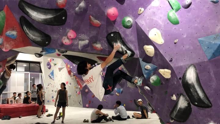 ハキム・カスバンのインスタグラム：「From the street straight to the walls.⁣ threads by @heavy.japan⁣ ⁣ Skipping the last @flathold to make things a little more interesting.⁣ ⁣ 📹 @berizified⁣ ⁣ (brb still unpacking a lot of feelings from the weekend)⁣ ⁣ #climbing #bouldering #indoorclimbing #climbinggym #sportclimbing #liveclimbrepeat #fortheclimb #climbinglife #climbing_is_my_passion #heavyjapan #tokyopowder #training #sports #athlete #singapore #climbing_worldwide #sgclimbers #passion #sgfitness #streetwear #denim #apparel」