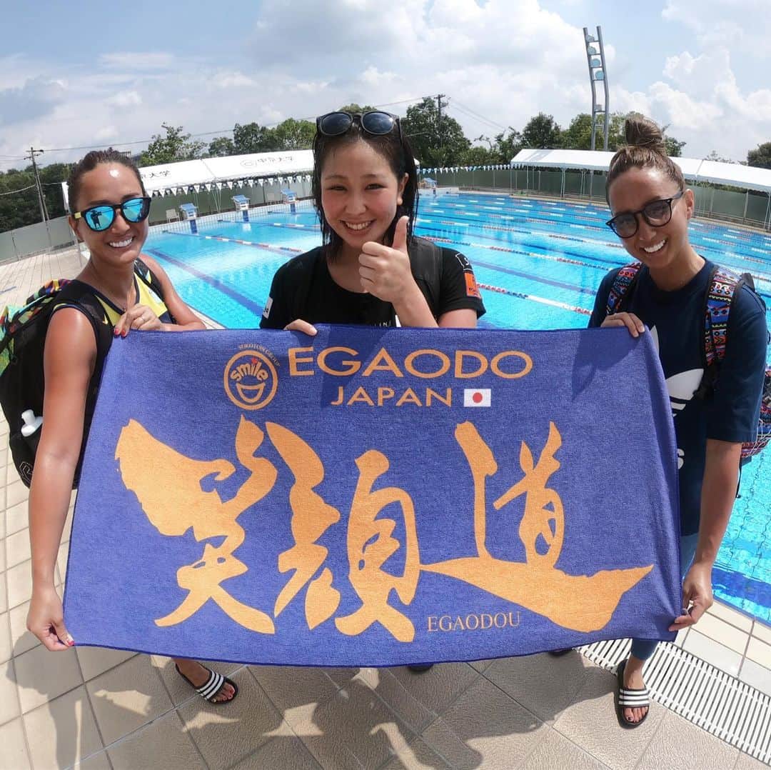 のインスタグラム：「笑顔道からシンクロ選手だった堀トレーナーも初日から合宿に来てくれました👯‍♀️✨ 音響を手伝ってくれてさすがシンクロ選手だった堀トレーナー😂 何も言わなくても色々伝わる。感謝です。いつもありがとう🙇‍♀️🙇‍♀️✨✈️🇰🇷 #笑顔道 #技術 #信頼 #感謝#mayasaya #artisticswimming #artisticswimmer #twins #gotogwangju #adidas #adidastokyo #adidastwins #newera #newerajapan #lifeguard #tyr #tyrjapan #swim #swimmer #pool #water #summer #sun #中京大学 #プール #まやさや #合宿してます #最高なプール #ありがとう  @tyr_japan  @tyrsport  @adidas  @adidastokyo  @neweracap  @newerajapan  @chukyosports  @fina.gwangju2019 @egaodo_koyuchan_gram  @egaodo.hideto.fukuda  @egaodo1234  @egaodo_noborito  @yoshimoto.sports」