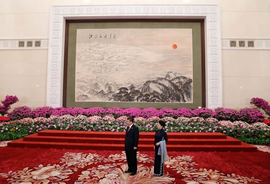 ルモンドさんのインスタグラム写真 - (ルモンドInstagram)「Arrivé au pouvoir fin 2012, le numéro un chinois Xi Jinping n’a fait qu’étendre son empire depuis. Régnant sans partage sur le pays, ce fils de dignitaire n’a aujourd’hui plus grand-chose à envier à Mao. Retrouvez le premier volet de notre série d'été, « Xi Jinping, un destin chinois », en cliquant le lien dans notre bio. - Le président chinois, Xi Jinping, et sa femme, Peng Liyuan, au Palais du peuple, à Pékin, le 26 avril. Photo : Jason Lee / Reuters (@reuters) - #XiJinping #Chine」7月30日 0時53分 - lemondefr