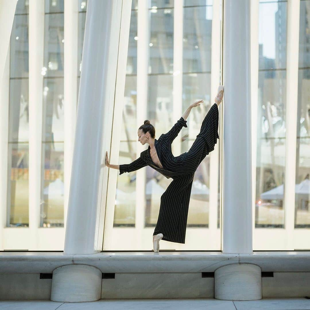 ballerina projectさんのインスタグラム写真 - (ballerina projectInstagram)「Lauren Cuthbertson in New York City. #ballerina - @londonballerina #theoculus #wallstreet #broadway #newyorkcity #ballerinaproject #ballerinaproject_ #ballet #dance #pointe #laurencuthbertson  Just 5 days left to purchase one of the remaining Ballerina Project limited edition prints. Limited edition prints will not be available for purchase after August 2nd. Link is in our Instagram profile to purchase one today.  The Ballerina Project book is now available for pre-order. Go to @ballerinaprojectbook for pre-order link and info. #ballerinaprojectbook」7月30日 1時07分 - ballerinaproject_