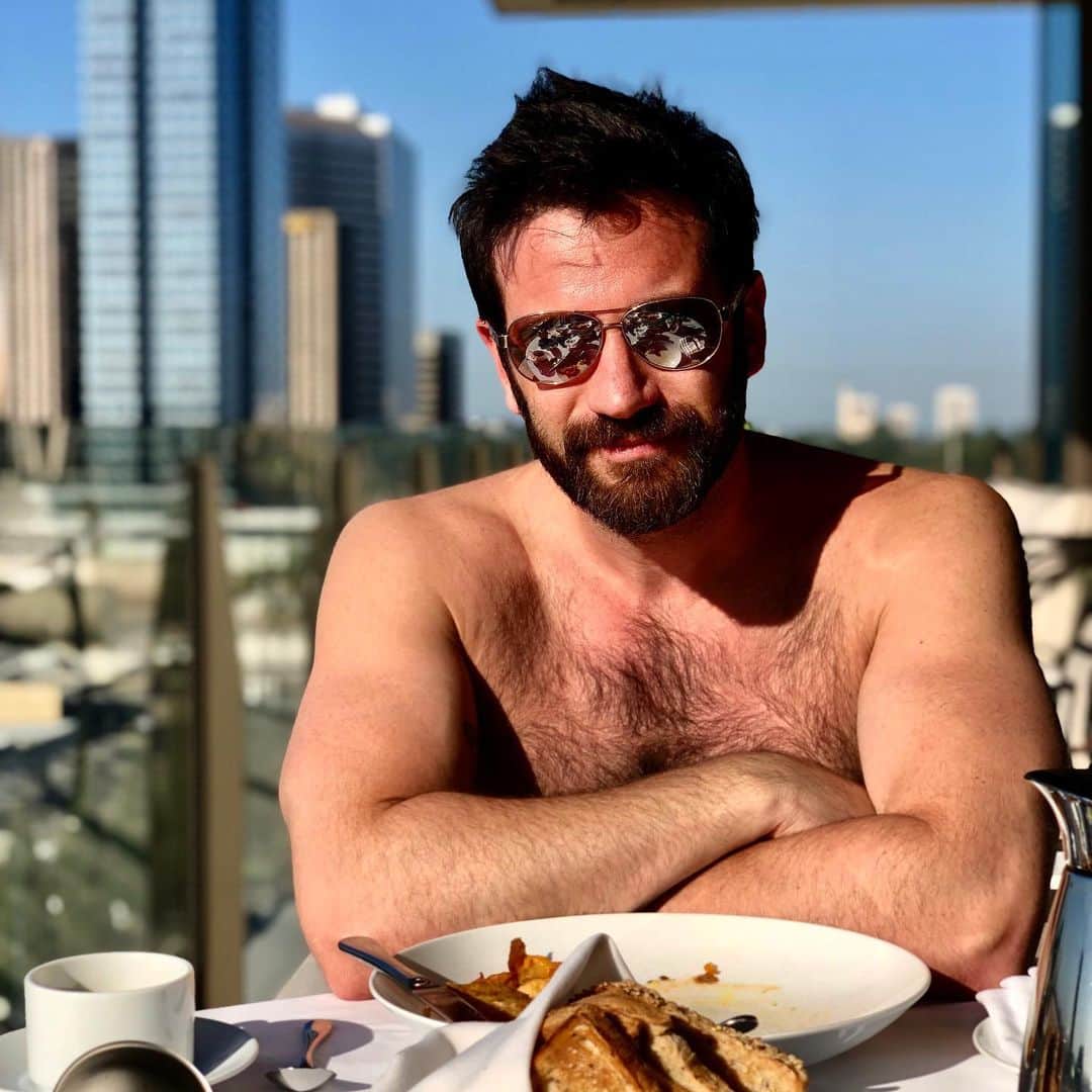 のインスタグラム：「Three seconds before she took this photo @pattimurin said, “ok do your flex thing” #flex #westcoast #sunny #gottawearshades #tca19」