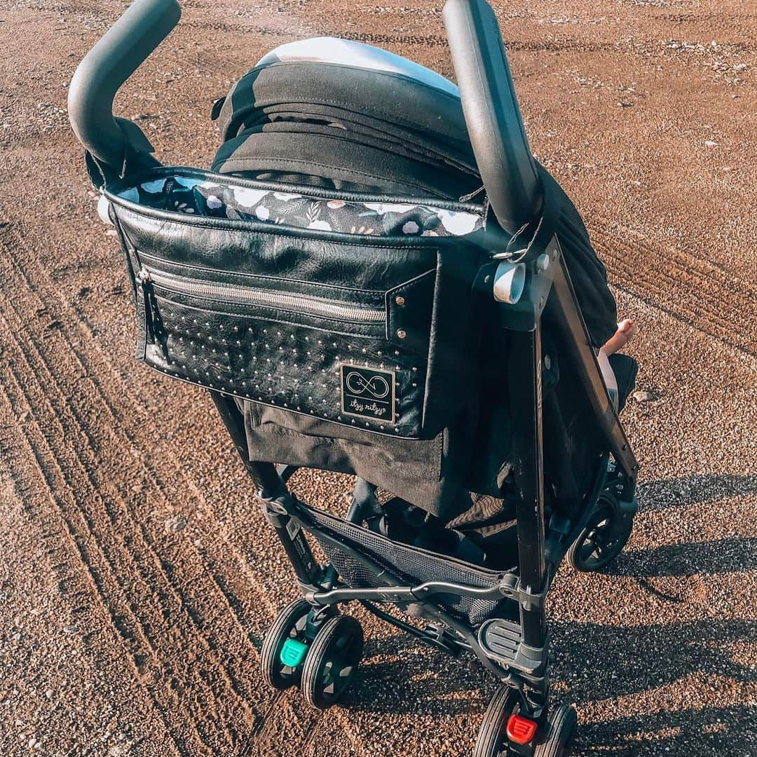 Chelsea Houskaさんのインスタグラム写真 - (Chelsea HouskaInstagram)「PRE ORDERS ARE LIIIIIVE FOR THE STROLLER CADDY🖤🖤 go to the link in my bio to get yourself the CUTEST stroller accessory that keeps all your mom things organized 🔥🔥 @itzyritzy @chelseacole4itzyritzy #momlife #itzyritzy」7月30日 1時07分 - chelseahouska