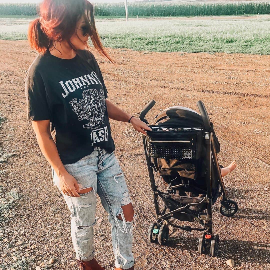 Chelsea Houskaさんのインスタグラム写真 - (Chelsea HouskaInstagram)「PRE ORDERS ARE LIIIIIVE FOR THE STROLLER CADDY🖤🖤 go to the link in my bio to get yourself the CUTEST stroller accessory that keeps all your mom things organized 🔥🔥 @itzyritzy @chelseacole4itzyritzy #momlife #itzyritzy」7月30日 1時07分 - chelseahouska