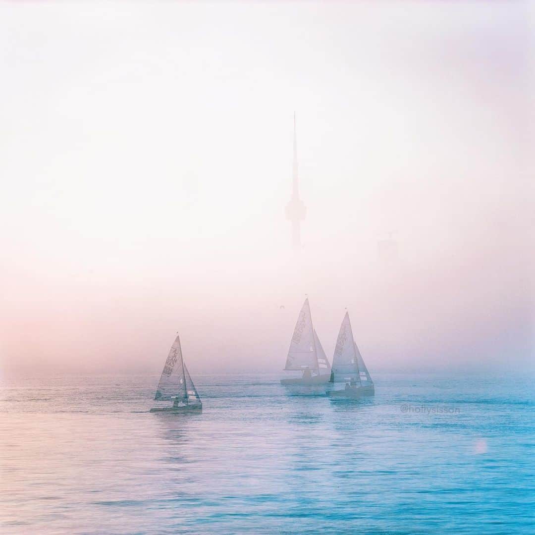 Holly Sissonのインスタグラム：「Ghost Riders #toronto #wardsisland #fog #trulycanadian ~ Canon 1D X MkII + 24–70 f2.8L II (See my bio for full camera equipment information plus info on how I process my images. 😊)」