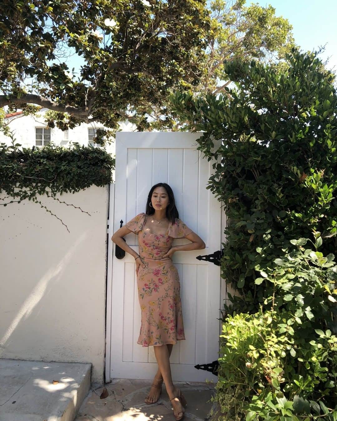 エイミー・ソングさんのインスタグラム写真 - (エイミー・ソングInstagram)「Wear the Maceo Midi Dress to your next garden party🌷🌺 Available TOMORROW exclusively on @revolve」7月30日 1時01分 - songofstyle