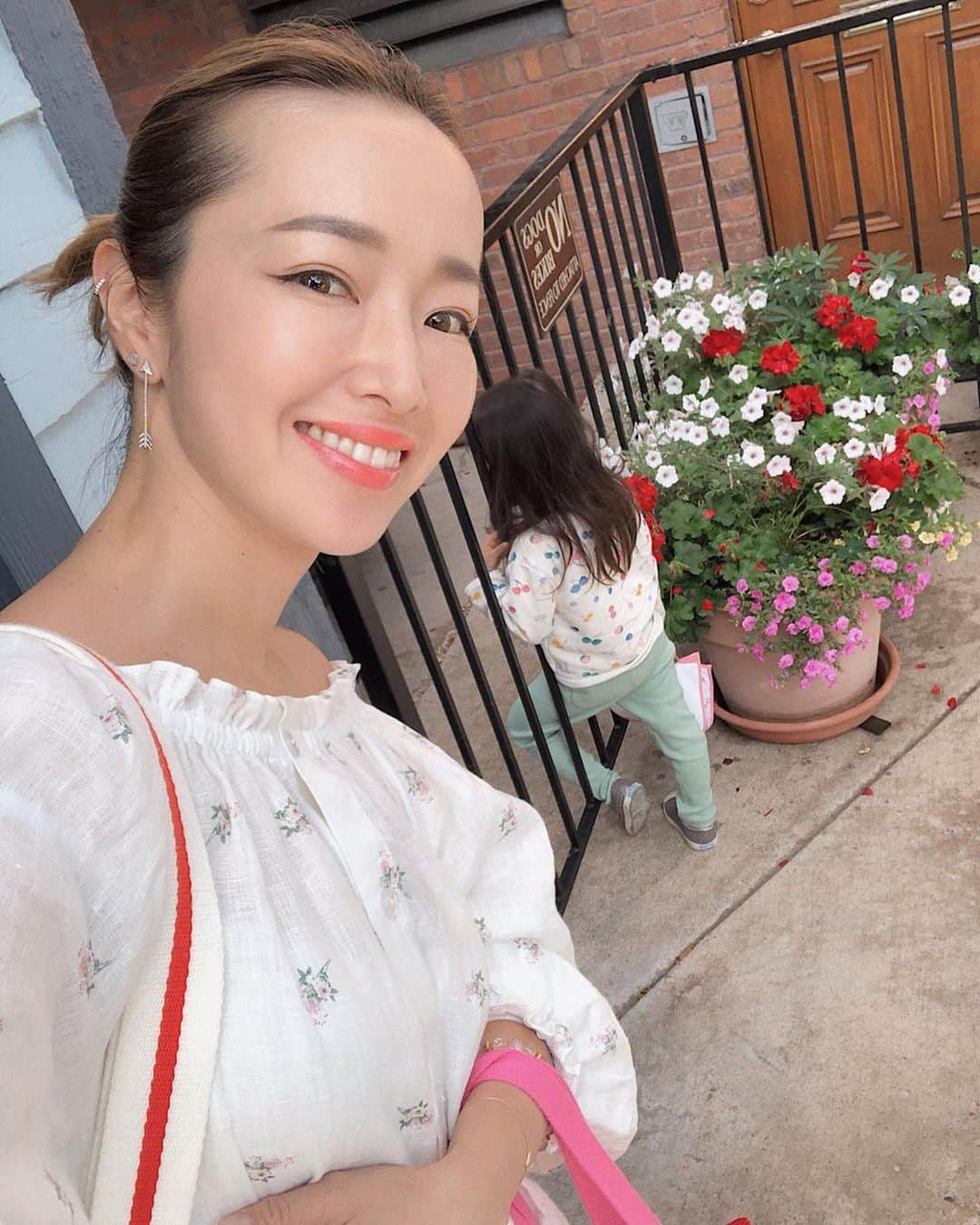 翁安芸さんのインスタグラム写真 - (翁安芸Instagram)「nana(ばぁーば)が駐車するのを心配そうに見守る娘👀💓 nana想い💖 私は最近マツエクがほぼ取れてしまいまつ毛お休み中。アイシャドウとアイラインも必要最低限にして、その分リップを明るいカラーで血色よくしてみています😊 #夏休みメイク #akiweng #翁安芸 #makeup #summerlook #aspen #アスペン」7月30日 1時12分 - akinyc