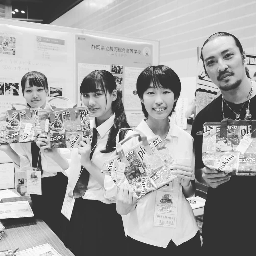 若旦那さんのインスタグラム写真 - (若旦那Instagram)「フィリピンで作られたポーチ。 生ゴミを捨てる山があるフィリピン。 生ゴミは自然と同化してしていき、自然に戻る。しかし、近年知ってる人は沢山いると思いますが、プラスチックやビニールが同化しない。 なので、そのものになっているものでポーチを作っている高校生達。 感動したよ」7月30日 1時12分 - waka__danna