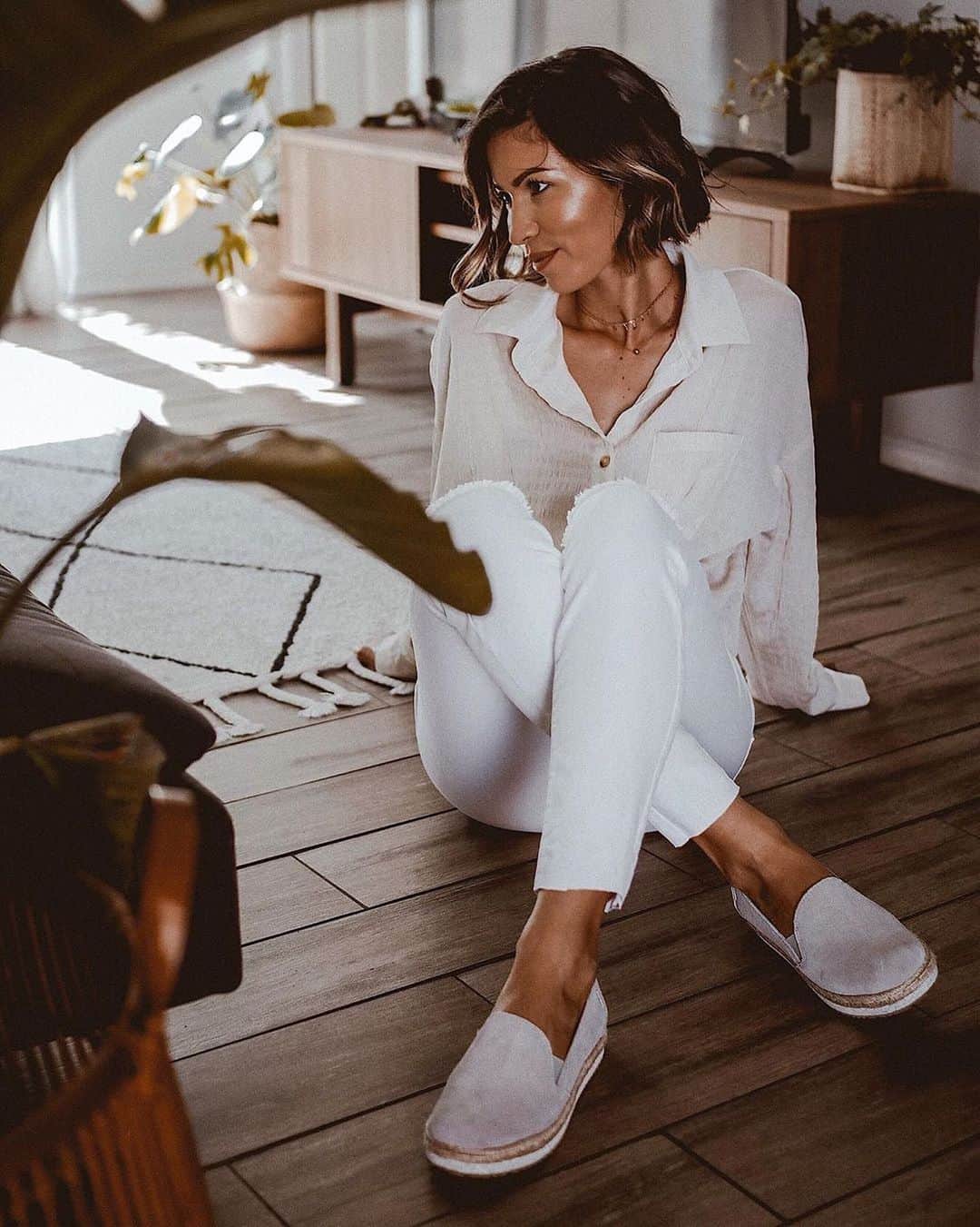 トムズシューズのインスタグラム：「Step up in these platform stacked slip-ons. // 📷: @kristindawnmejia #regram」