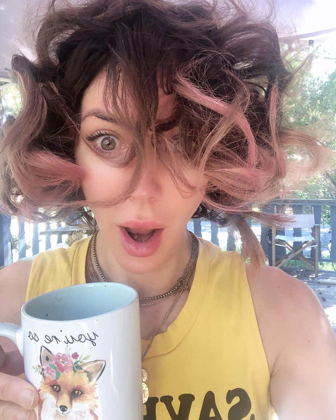クリスタ・アレンのインスタグラム：「Slept in pin-curls last night to see what would happen. So ... this happened. 🤣 #goodmorning #coffee #wokeuplikethis #pincurls #fail #oops #youresofoxy」