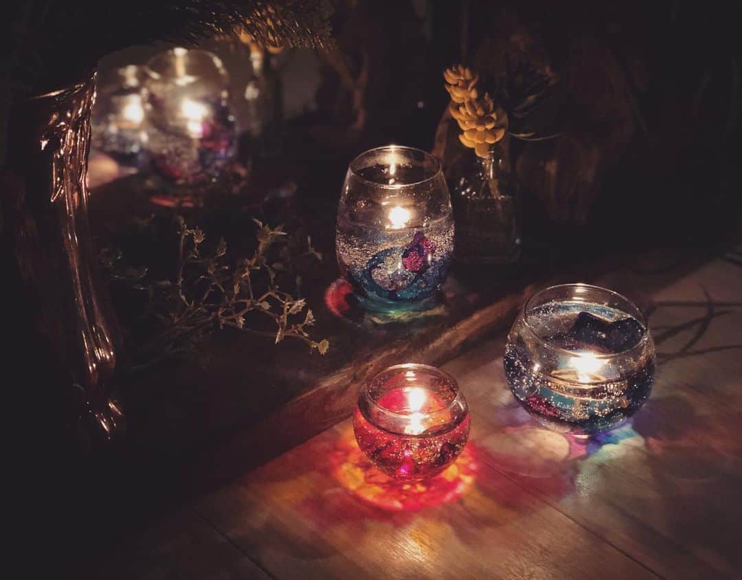 Re.ewalu(ﾚｳﾞｧﾙ)~Life of akari~さんのインスタグラム写真 - (Re.ewalu(ﾚｳﾞｧﾙ)~Life of akari~Instagram)「✴︎✴︎✴︎✴︎ Stained glass Candle ・ ・ この子やはり灯すとキレイです⸝⸝⸝⸝◟̆◞̆♡ ・ ・ ・ 🚩お知らせ🚩 諸事情により8月のLessonは中旬までcloseさせていただきます。 ご予約を変更してくださった皆様、ご理解くださりありがとうございました....🙏 ※8/20以降から再開します ※早められそうな時はまた告知します ・ ・ ・ 8月中頃再開よりLessonメニューとして リピーター様限定にてstained glass candleをメニューに追加します¨̮ すでにこちらご予約くださった皆様のstained glass candle 仕上がり楽しみにしております〜♡ ・ ・ ・ ✄---------------------【information】----------------------- ▫︎ ▫︎ 〔Contact〕オーダー制作・レッスン・お仕事依頼 お気軽にご連絡ください♔ 𖤘LINE🆔→ re.ewalu 𖤘Instagram DM 𖤘Address→ re.ewalu@gmail.com ▫︎ ▫︎ 〔Candle Lesson〕 ご予約&お問い合わせ🔝HP→contactかDM・Mail・LINEより◡̈* ※8/20以降よりご予約受付中 ▫︎ ▫︎ 〔workshop〕 MONOTORY:横浜アソビル 8月Class→6・9・16・24・27・31 ▫︎ ▫︎ 〔委託販売先〕 𖤘Le Lien : 大阪Esthetic salon ✄--------------------------------------------------------------✄ #candle #ドライフラワー #アンティーク雑貨 #ブライダル小物 #オトナ女子 #おしゃれ雑貨 #ボタニカルライフ #蜡烛 #女子力高い #キャンドルナイト #シンプル雑貨 #休日の過ごし方 #キャンドルのある暮らし #シャビーシック #キャンドル教室 #習い事 #キャンドル #フラワーアレンジ #大人可愛い #ナチュラルな暮らし#アートのある暮らし #花のある暮らし #川崎キャンドル教室 #ワークショップ #캔들 #カラフル #ボタニカルキャンドル #JCAキャンスタ #ステンドグラス」7月30日 1時22分 - re.ewalu_candle