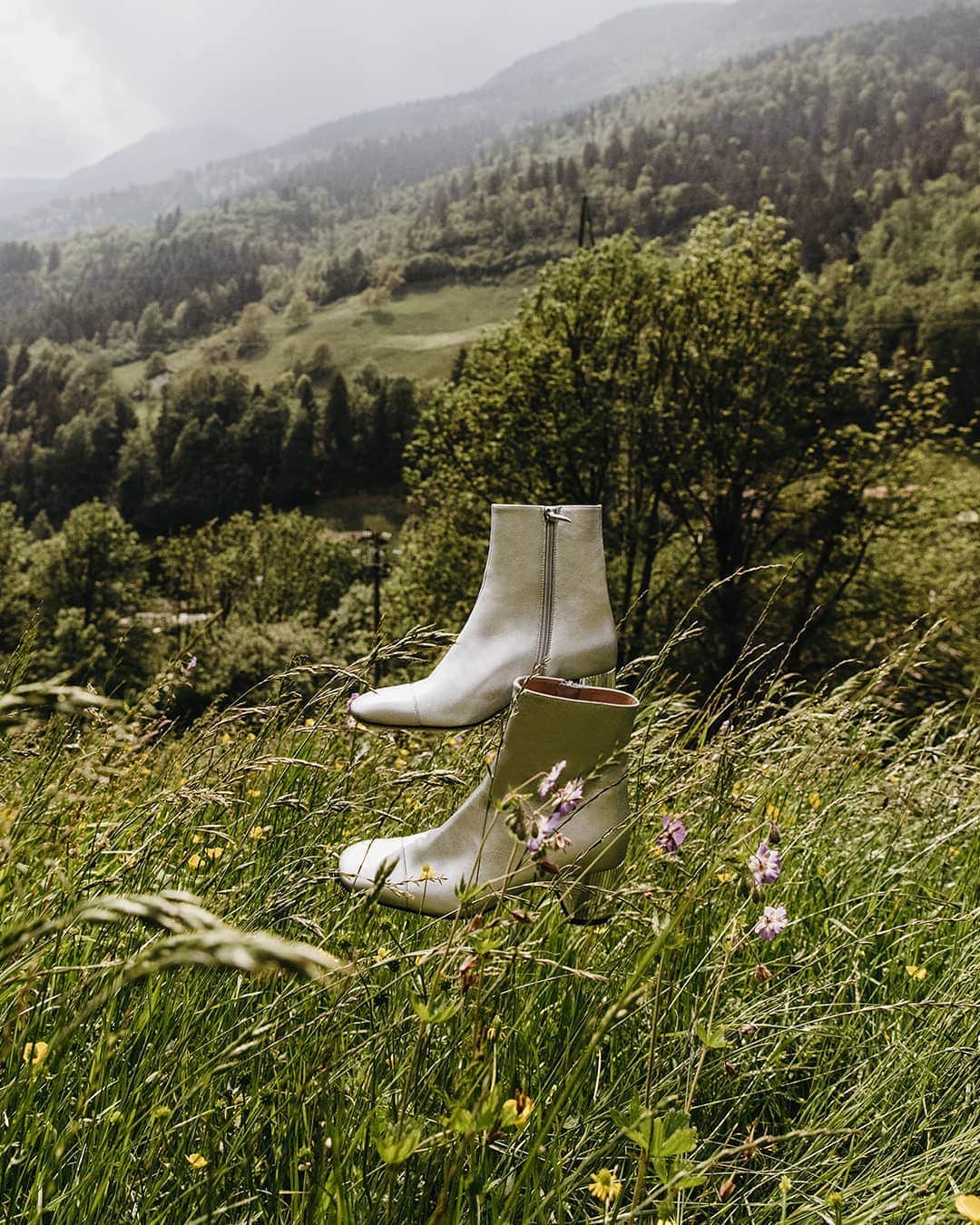 バリーさんのインスタグラム写真 - (バリーInstagram)「Walking on air. The Emme boots get a fresh and playful update in silver. #Bally #JourneyToSwitzerland」7月30日 1時22分 - bally
