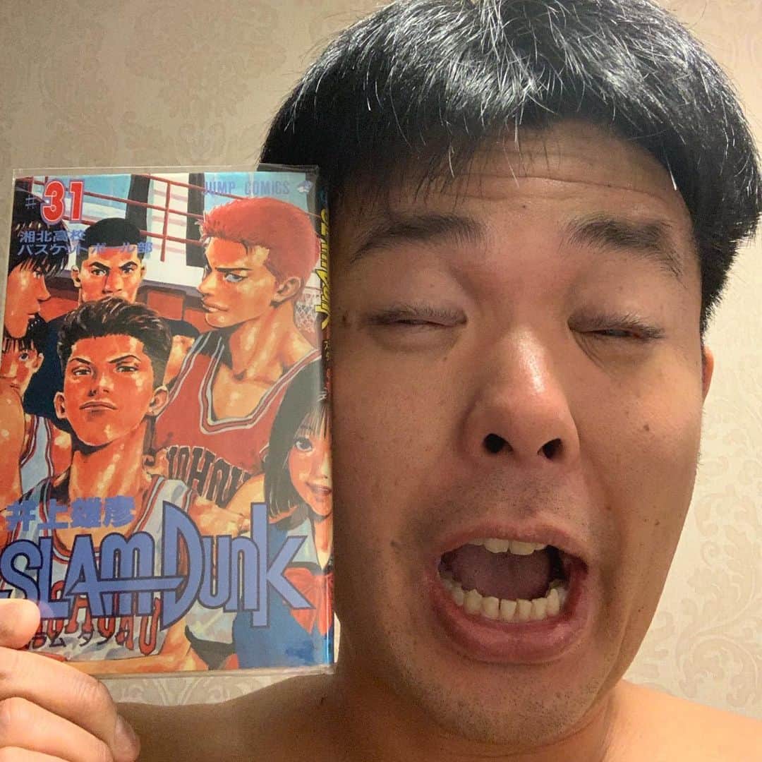 西川晃啓のインスタグラム：「気絶バスケ  バスケ部に入ったたきっかけの本をあらためて読んで気絶  #あるある探検隊#レギュラー#気絶#気絶の日々#ギャグ#大阪#ホテル#マンガ#スラムダンク#バスケ#青春#湘北#山王#陵南#海南#やっぱり#僕は#三井さん#」