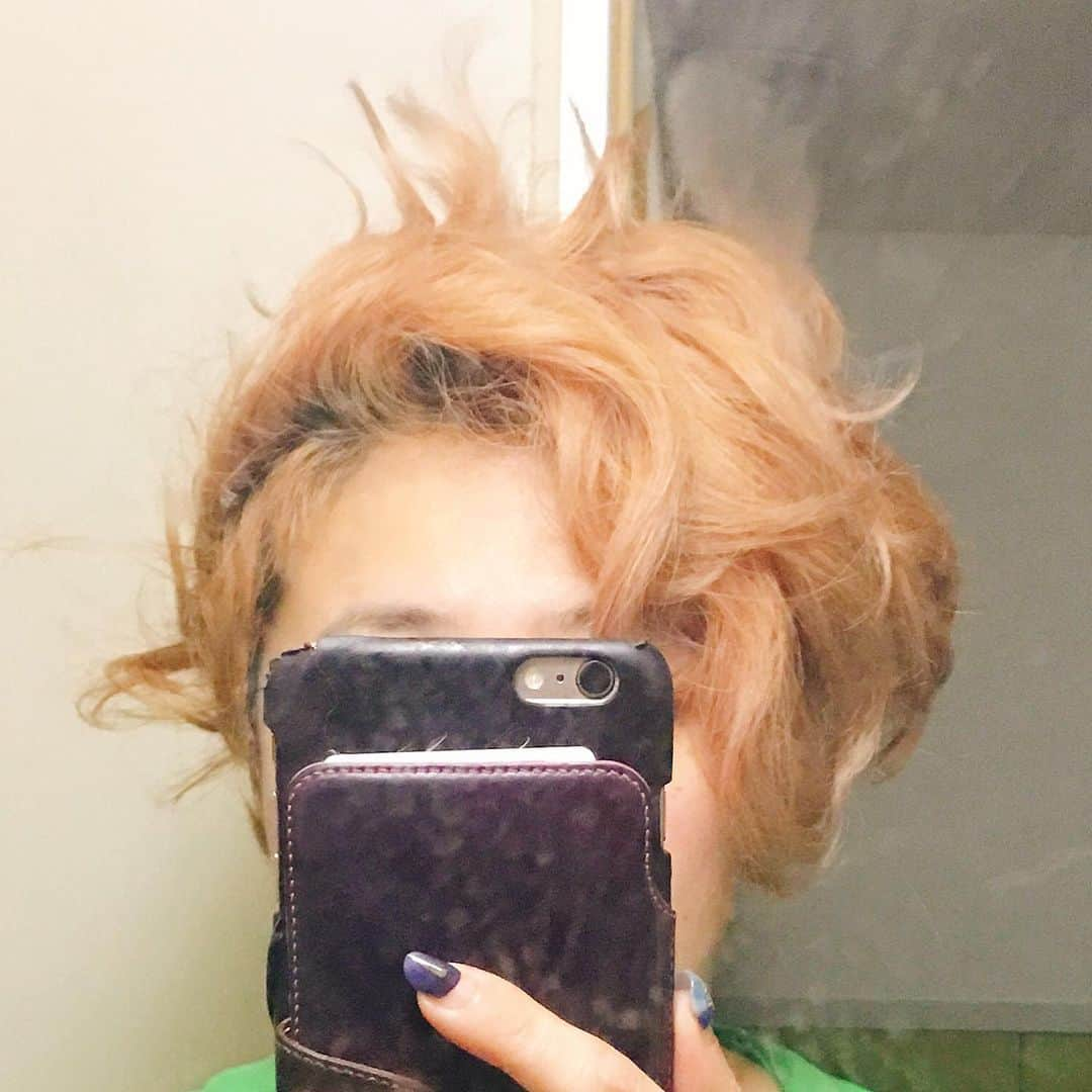 金巻ともこさんのインスタグラム写真 - (金巻ともこInstagram)「まとまってはいる #寝癖 #bedhair #寝癖金巻」7月30日 1時24分 - tomotomoco