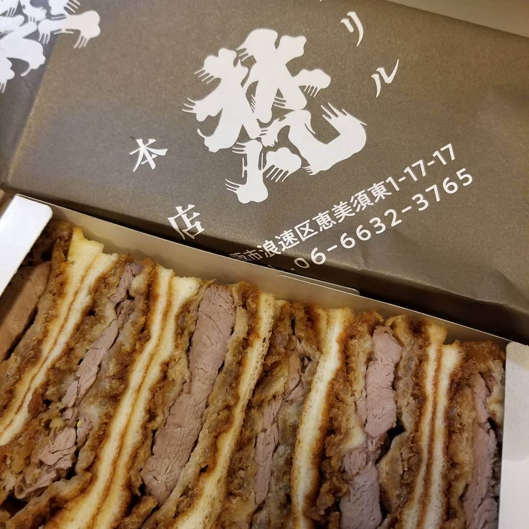 ダチョウ倶楽部さんのインスタグラム写真 - (ダチョウ倶楽部Instagram)「志村魂　大阪新歌舞伎座  ジモンさんへ、グリル梵さんから差し入れを頂きました！  マネージャーも少し頂きました！  めちゃくちゃ美味しかったです🎵  感謝です。本当にありがとうございました‼️ また、食べたいです。  この時間に、この写真はダメですよね(笑)  #ダチョウ倶楽部 #寺門ジモン #肥後克広 #上島竜兵 #志村魂 #新歌舞伎座 #グリル梵　さま #差し入れ #ありがとうございました #本当に美味しかったです。」7月30日 1時26分 - dachoclub_official