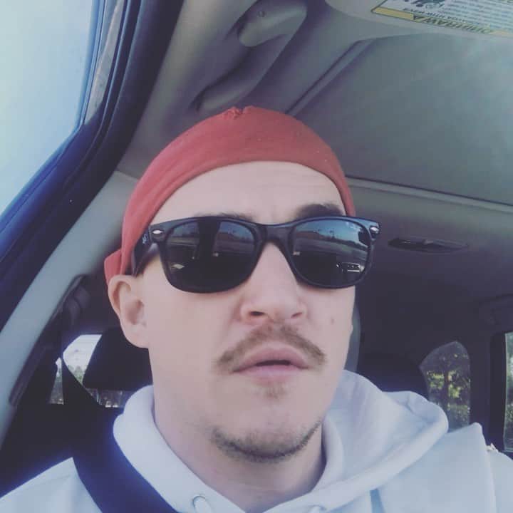 カイル・ガルナーのインスタグラム：「Morning adventure. Idk whyyyyyy the audio didn’t work for the last two clips but that’s me saying I can’t find the car wash and then that’s me screaming in excitement that I FOUND the car wash while singing dream lover by Bobby Darin and then screaming unicorn blood. Have a nice day :)」