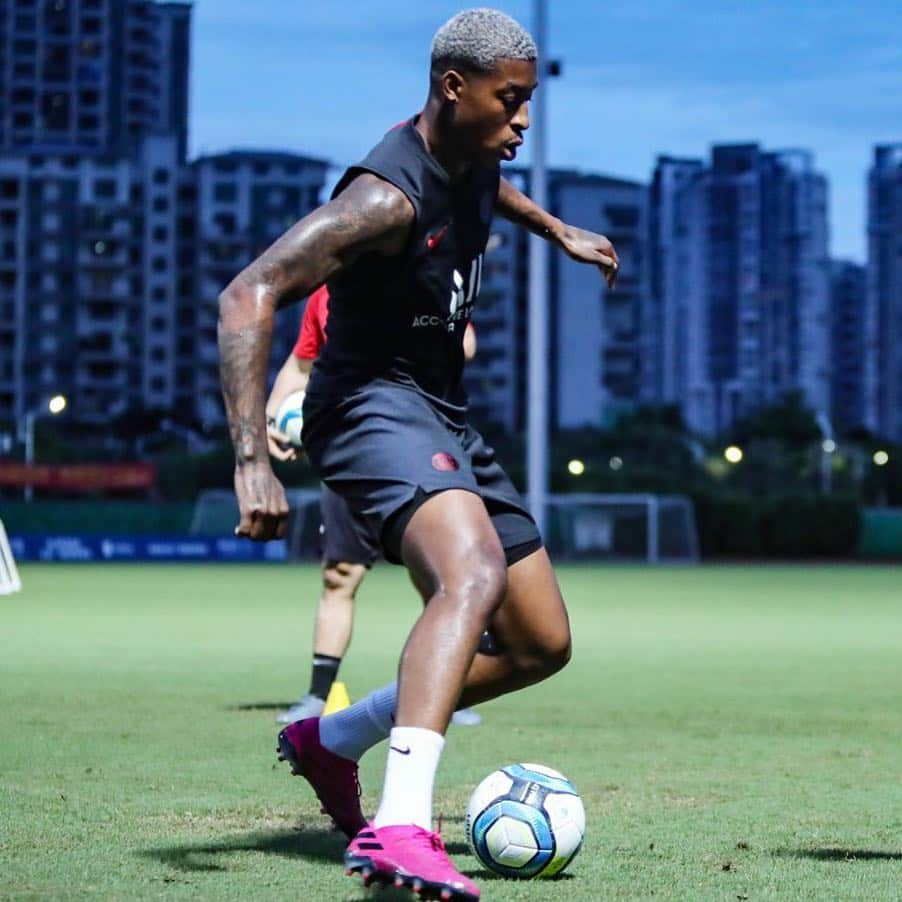 プレスネル・キンペンベさんのインスタグラム写真 - (プレスネル・キンペンベInstagram)「Urban Football ⚽🏙 🔴🔵 #LAFORCE」7月30日 1時31分 - kimpembe3