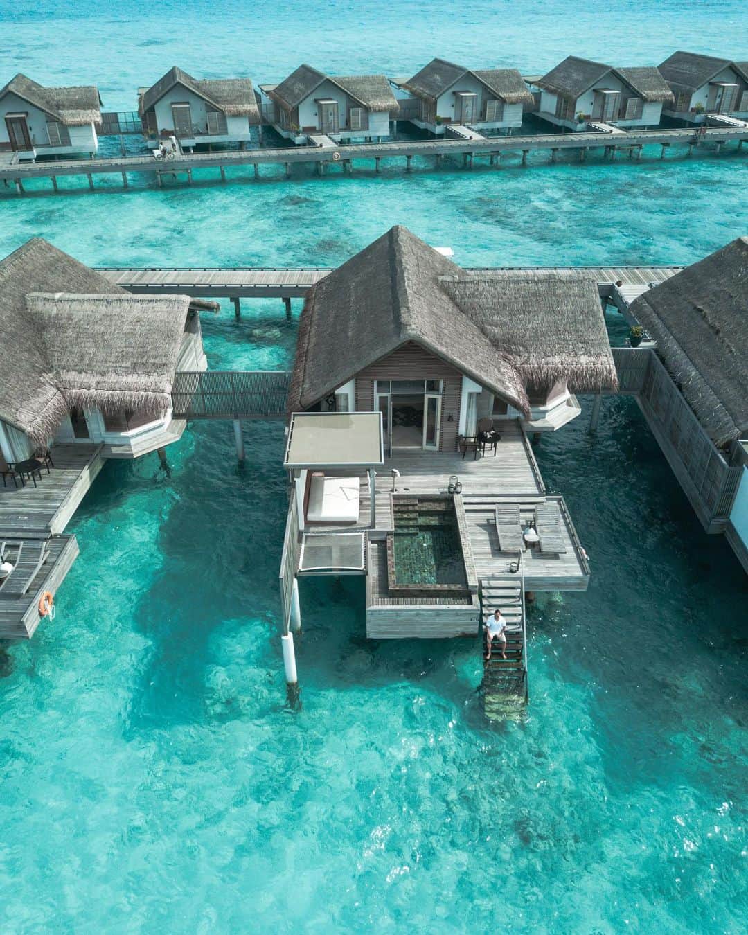Awesome Wonderful Natureさんのインスタグラム写真 - (Awesome Wonderful NatureInstagram)「Livin’ Life 💯 😎🌴 @fairmont.maldives  Photo by: @hansonchengg  #maldives #maldiveshotels」7月30日 1時31分 - fantastic_earth