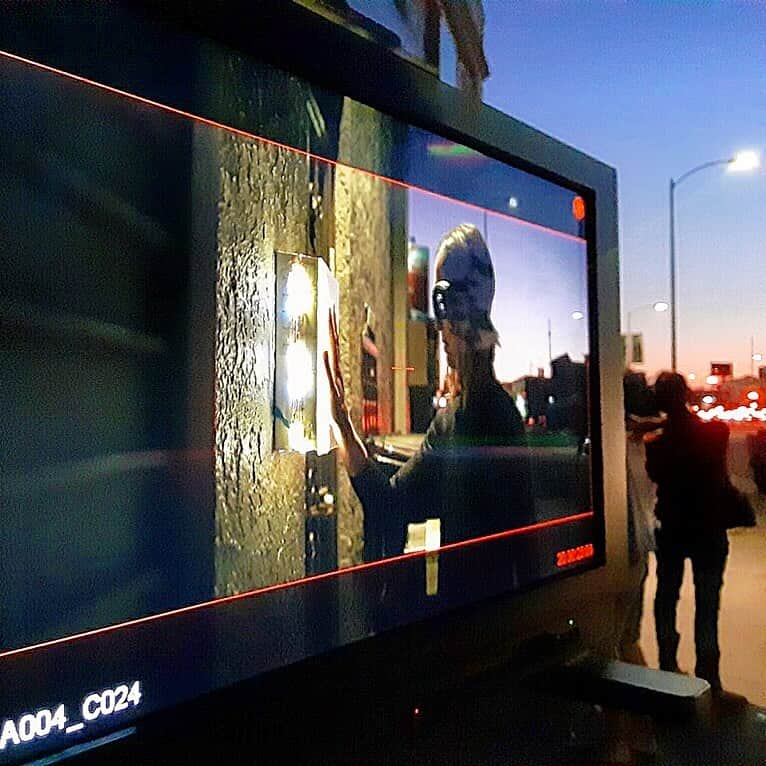 シャーニ・ヴィンソンのインスタグラム：「SPEEDING 🥽 and roll camera 🎥 #breakingandentering #godsandsecrets #reshoots #theneedforspeed #superhero #magichour #speedcam #thespeed ⚡️」