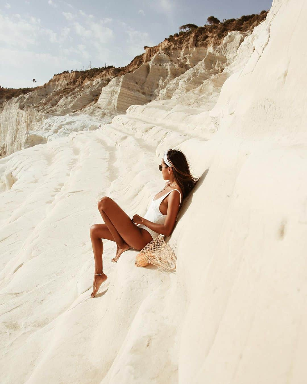 ジュリー・サリニャーナさんのインスタグラム写真 - (ジュリー・サリニャーナInstagram)「Like a dream, could take photos here forever! 💫🐚 ps- Shop my headband from my Sj x @scunci #sincerelyscunci collection at Target #scaladeiturchi」7月30日 1時41分 - sincerelyjules