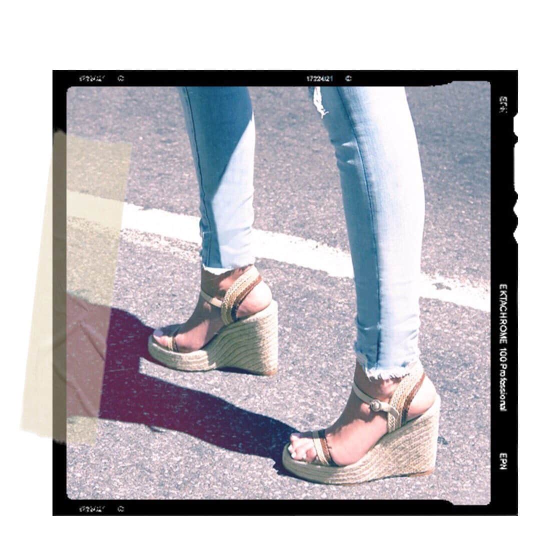 ヴィンスカムートさんのインスタグラム写真 - (ヴィンスカムートInstagram)「On the prowl for elevated city sandals! Tap to shop the Visteera and Vallina. #streetstyle #summershoes」7月30日 1時51分 - vincecamuto