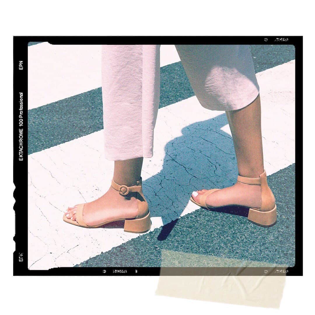 ヴィンスカムートさんのインスタグラム写真 - (ヴィンスカムートInstagram)「On the prowl for elevated city sandals! Tap to shop the Visteera and Vallina. #streetstyle #summershoes」7月30日 1時51分 - vincecamuto
