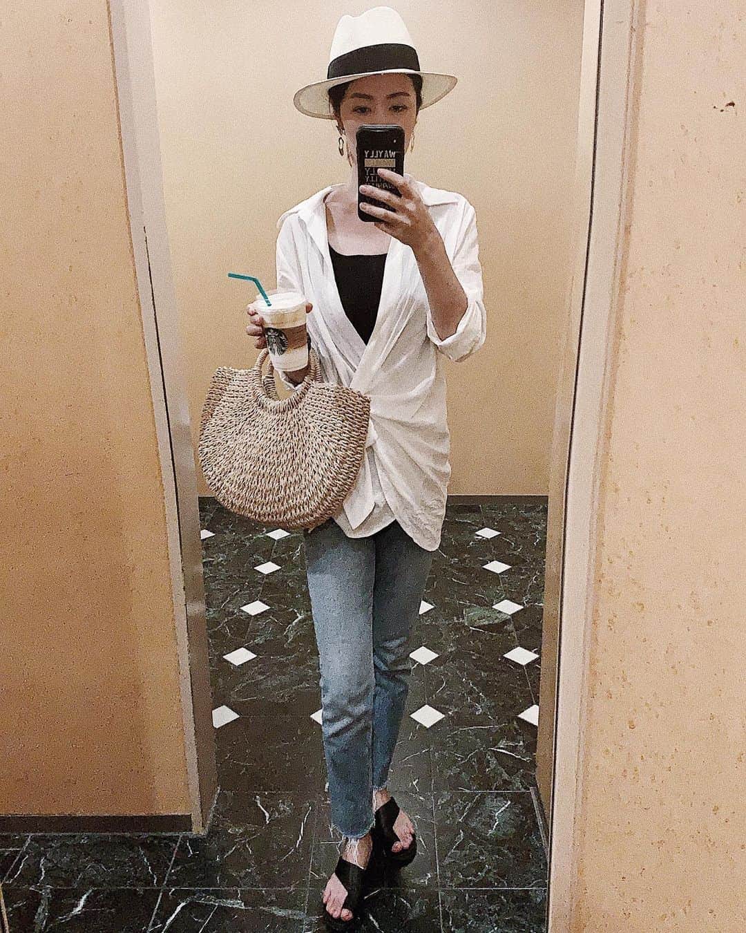 のインスタグラム：「細く見える鏡って嬉しい💕  ついでにパシャリ✨  何気上下ZARAだった♪  #outfitoftheday  #zara #fashion #ootd #outfit  #cordinate」