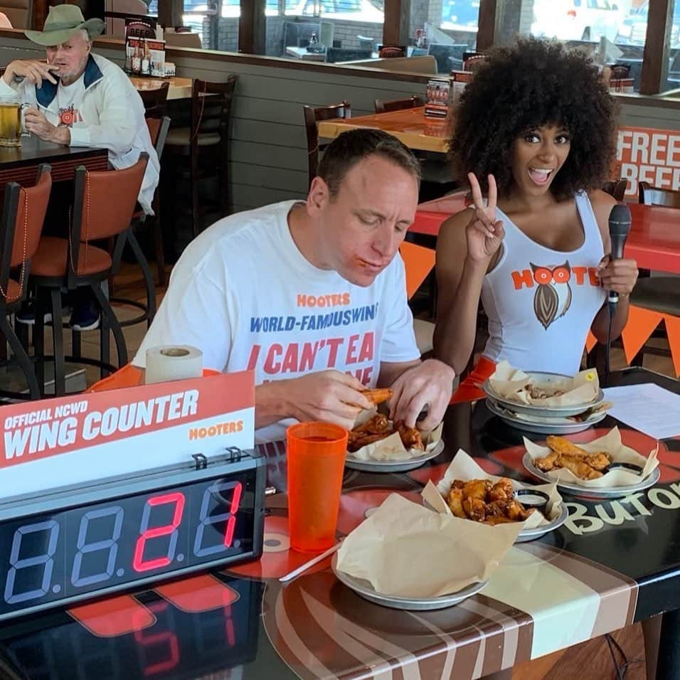 Hootersさんのインスタグラム写真 - (HootersInstagram)「How many wings will @joey.chestnut eat on #NationalChickenWingDay @Hooters? Catch the livestream at the link in our bio to find out! #ChestnutChallenge」7月30日 2時01分 - hooters