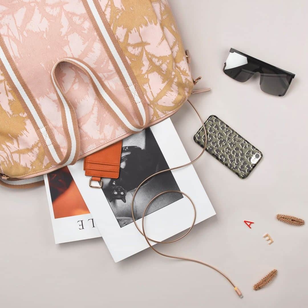 アクセサライズのインスタグラム：「Going away with the kids, or flying solo - with its abstract palm print, our weekender bag will set you in the mood for a getaway 🌴 🔍 Bag - 7901310100 🔍 Sunglasses - 7930401200 🔍 Phone case - 7801233200 🔍 Travel card holder - 7894310200 🔍 Clips - 7867928100 Tap the link in the bio to shop now. #Accessorize」