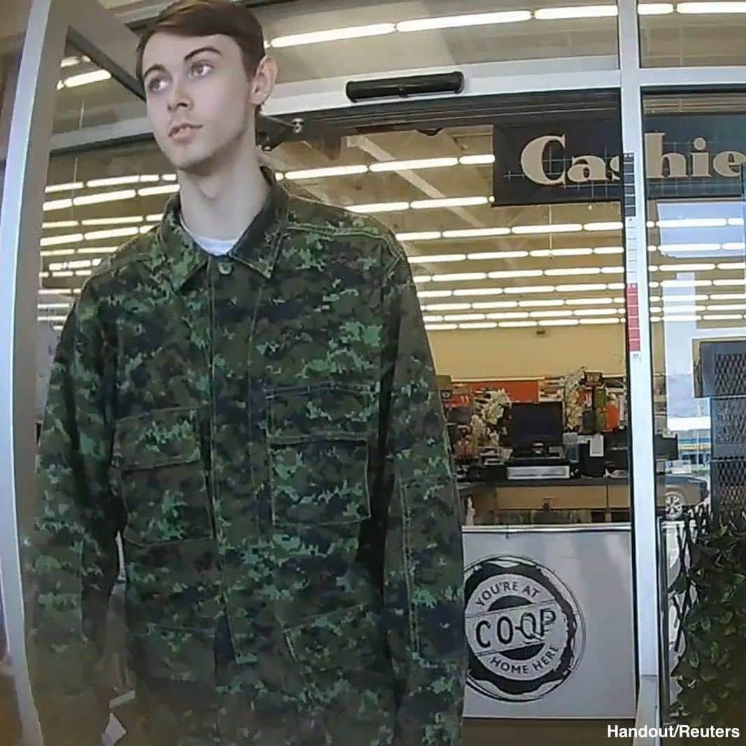 ABC Newsさんのインスタグラム写真 - (ABC NewsInstagram)「LATEST: Police in Canada announce possible sighting of suspects wanted in connection to three murders. #canada #crime #manhunt #police」7月30日 1時54分 - abcnews