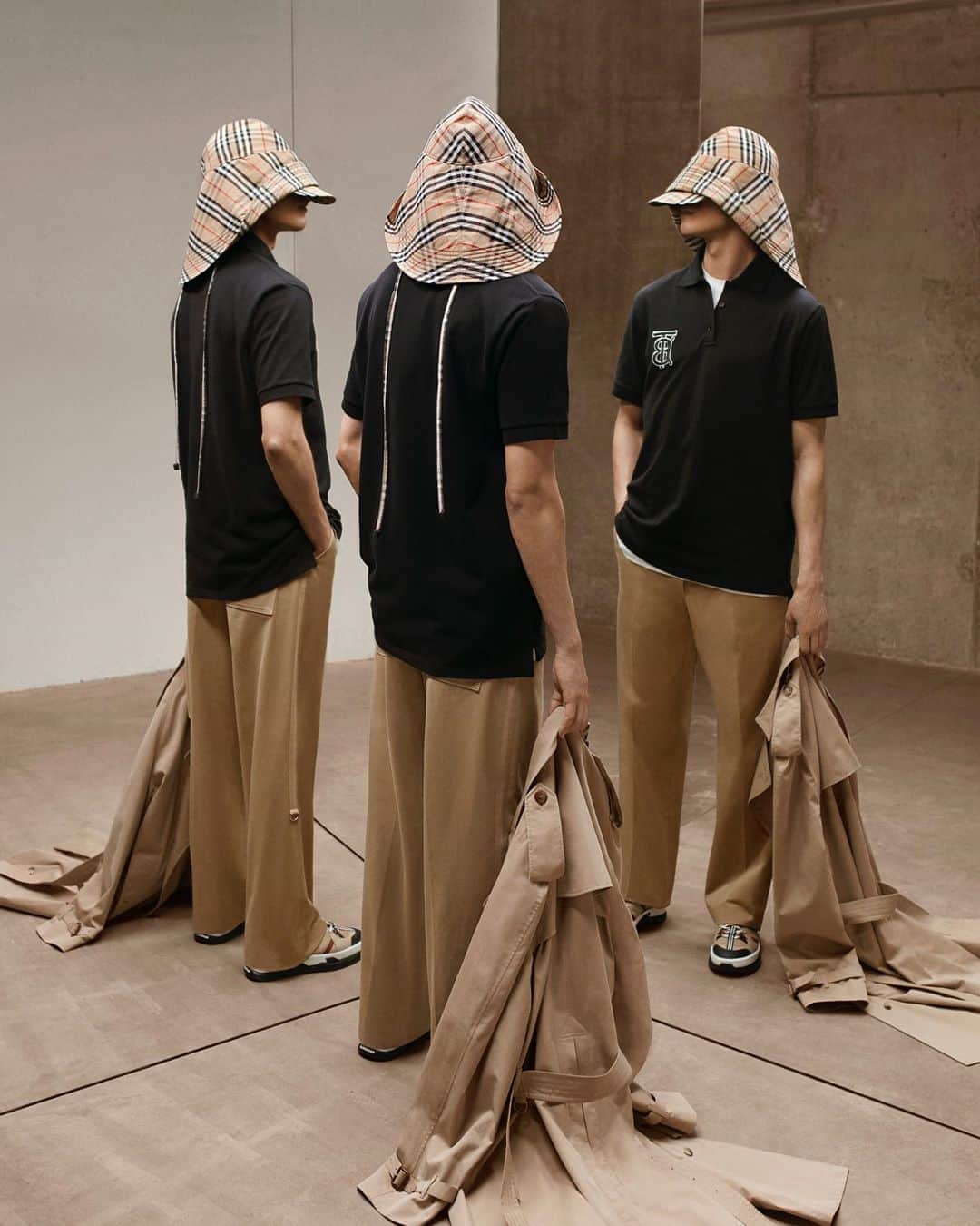 Burberryさんのインスタグラム写真 - (BurberryInstagram)「#BurberryBeige . Our new oversized rain hat meets a palette of beige and honey-tone hues. Worn with a classic #ThomasBurberryMonogram tagged polo t-shirt . #TBRT #BurberryGeneration」7月30日 1時54分 - burberry