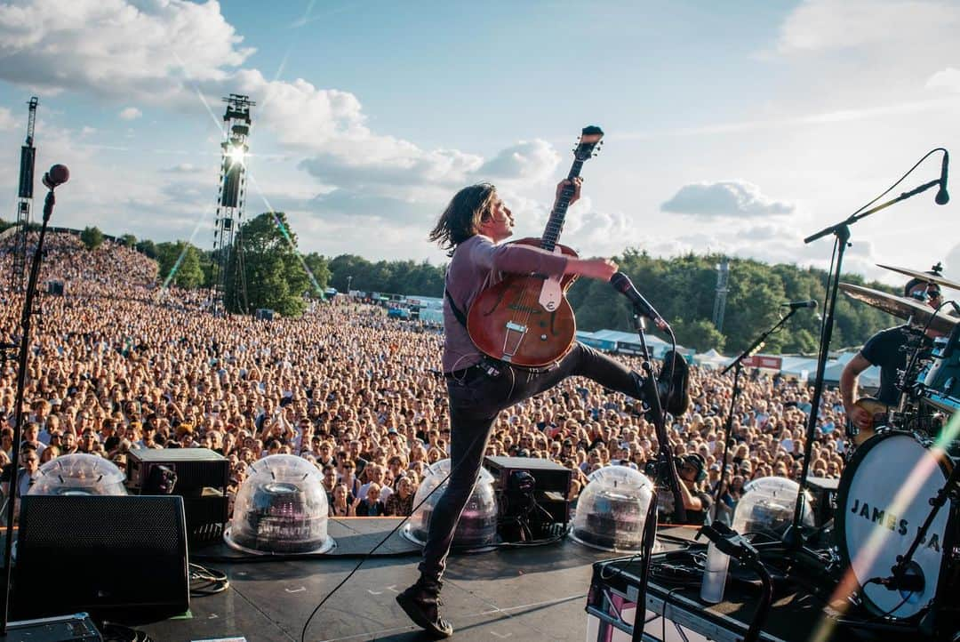 ジェームズ・ベイさんのインスタグラム写真 - (ジェームズ・ベイInstagram)「Denmark, Odense part 1. Beautiful place, beautiful people. (Oh, ps we hit 1.2M followers 👋 hey gang x) 📷 @ohalfin」7月30日 1時56分 - jamesbaymusic