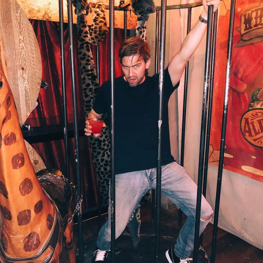 トーランス・クームスのインスタグラム：「Coming out of my cage and I’ve been doing just fine」